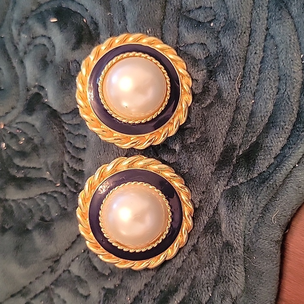 Elegant Gold and Black Pearl Earrings